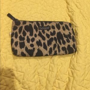 Basics zippered pouch